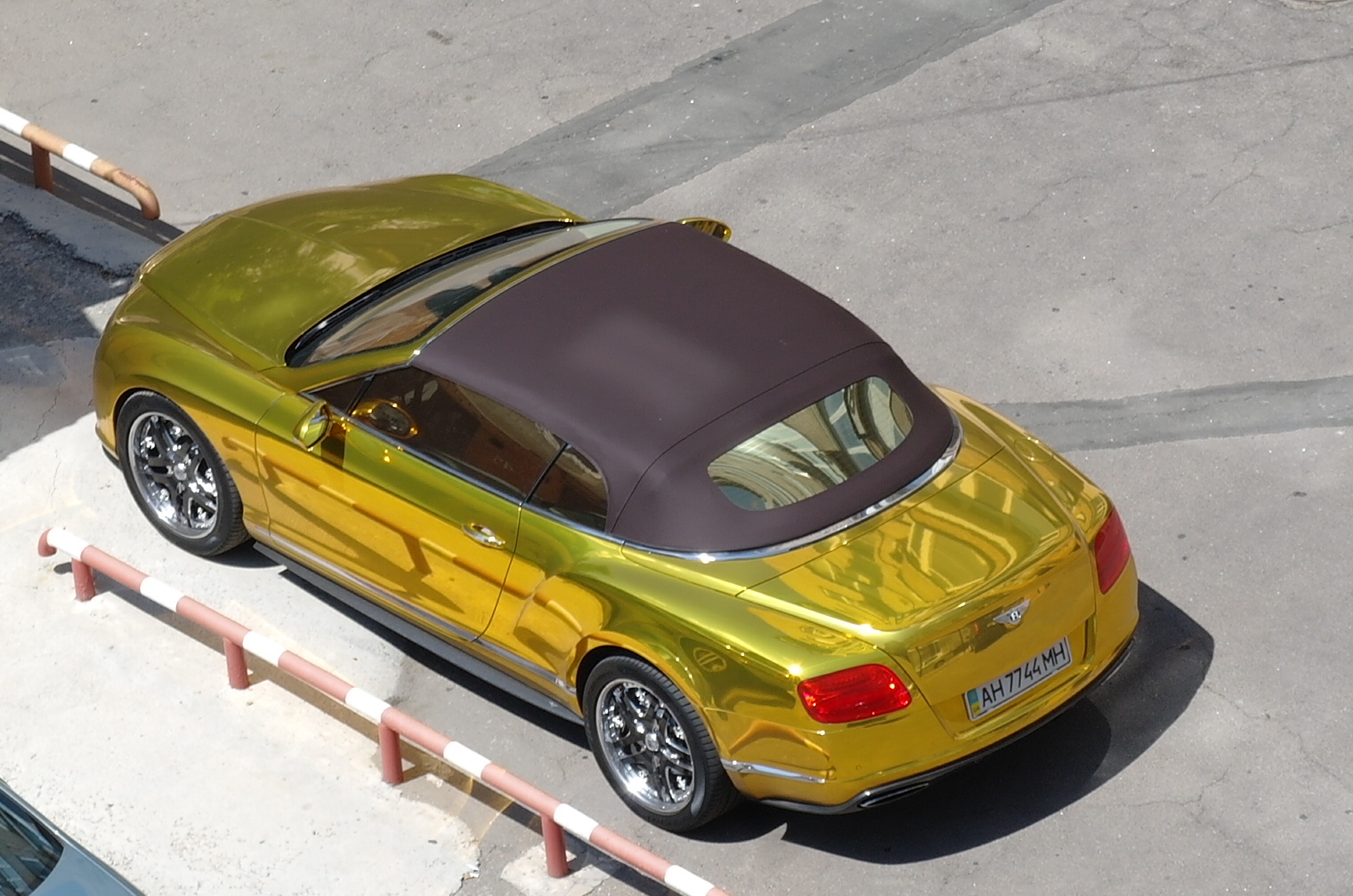 Нашли золотую машину. Бентли покрытая золотом. С золотой крышей авто. Машина двухцветная с золотистой крышей. Золотая машина с черной крышей.