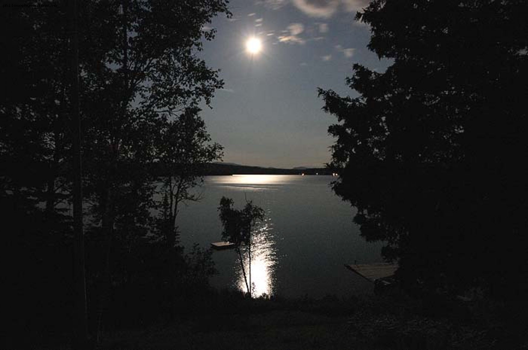 Луна распласталась на тихой воде. Луна и озеро. Река ночью. Озеро ночью. Летняя ночь.