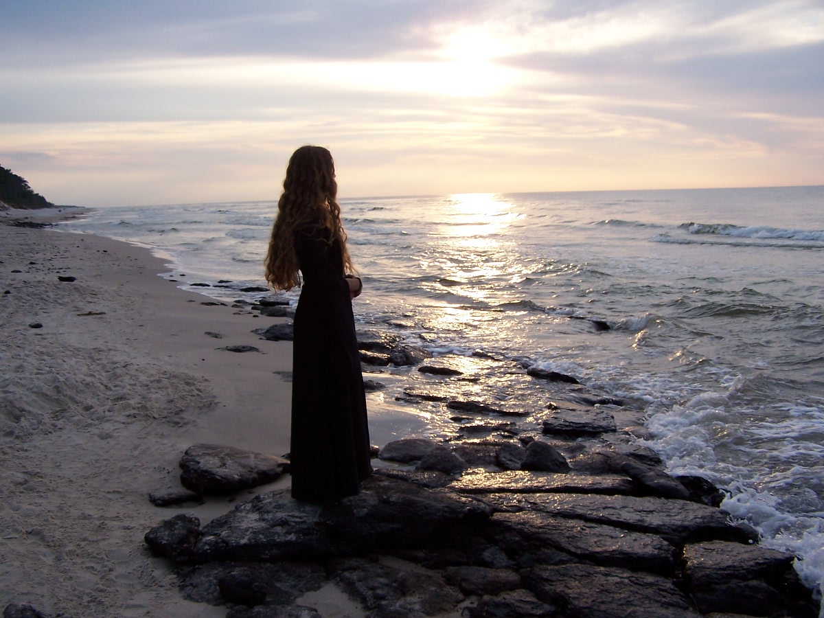 Картинка уходим красиво. Одинокая девушка у моря. Девушка ждет у моря. Уходящая девушка. Девушка ждет на берегу.
