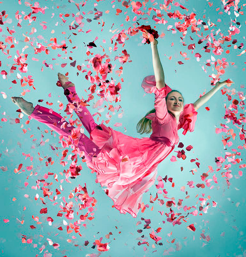 Танцевальное вдохновение. Танцующая девушка в цветах. Танцовщица в цветах. Весенний танец.