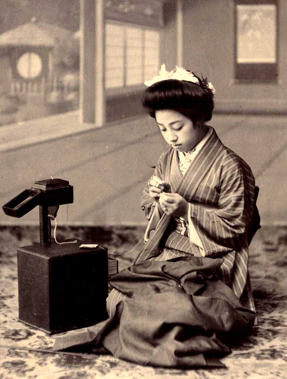 Ретро японских мам. Япония 19 век гейши. Гейши в Японии в 60х. Старинная Япония. Ретро японцы.