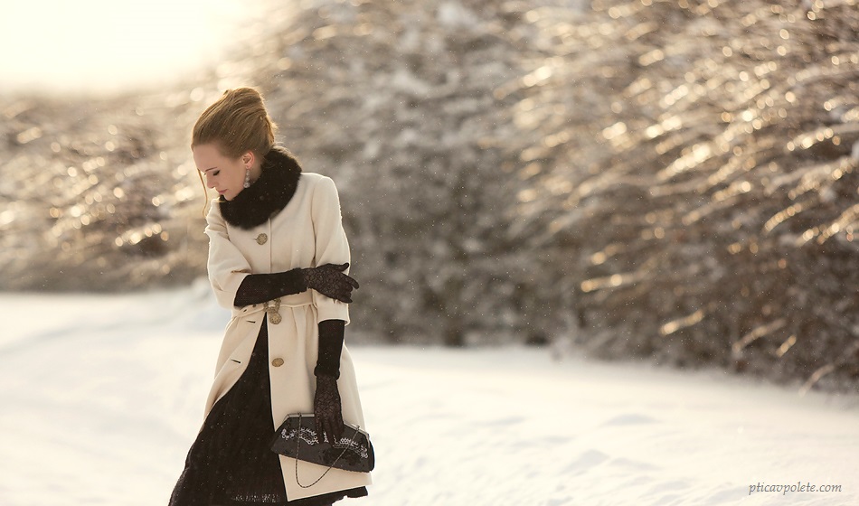 Тихо возится под снегом робкая мышь. Девушка зимой. Девушка в пальто. Фотосессия в пальто зимой. Зимнее пальто для девушек.