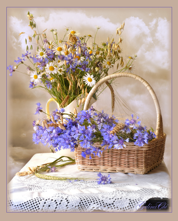 Чудесного весеннего дня и отличного. Корзина с весенними цветами. Открытки с днем рождения полевые цветы. Открытки с полевыми цветами. Чудесные весенние цветы.