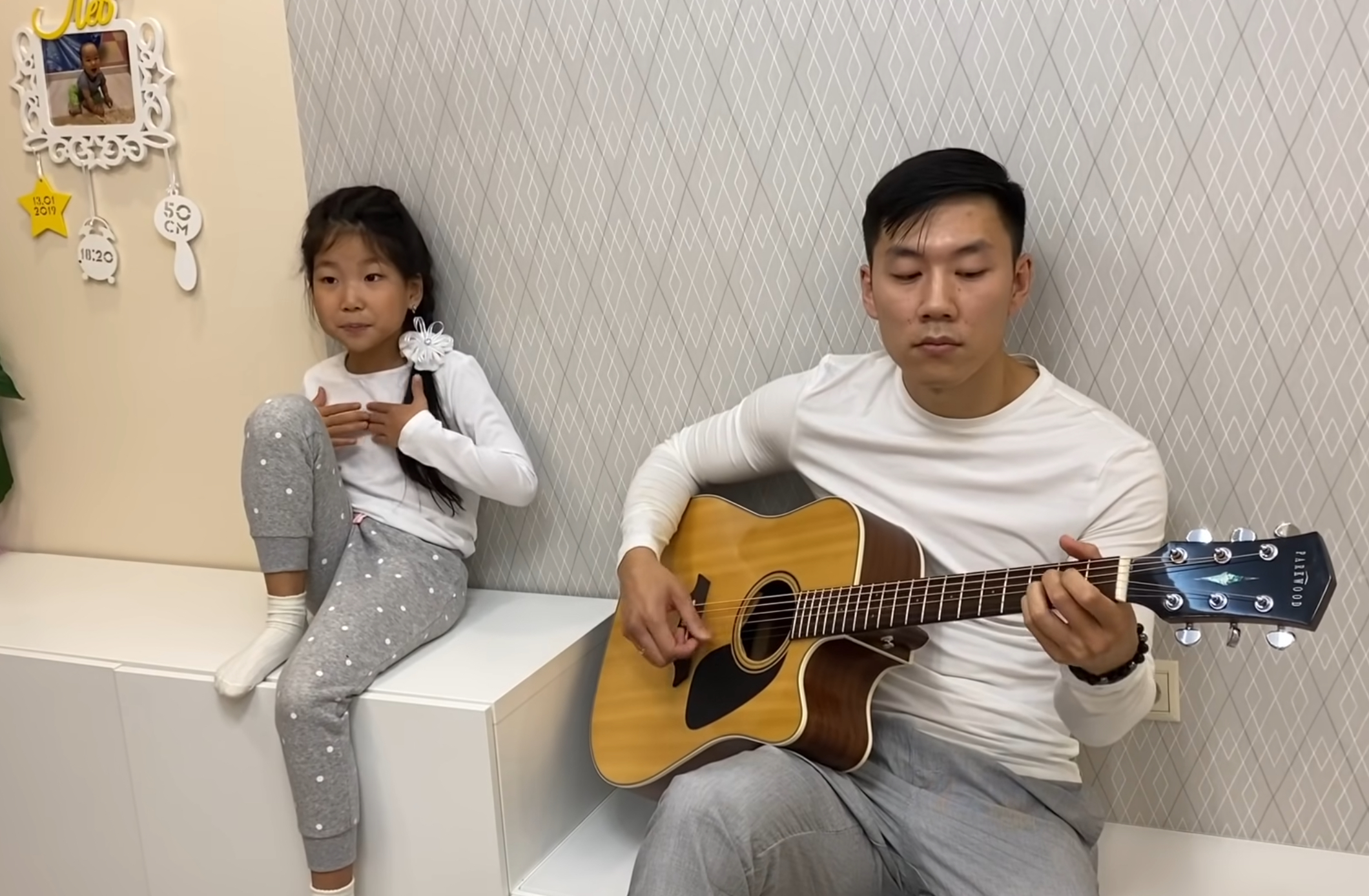 Песня отец я пою. Дуэт папа и дочка. Папа поет. Отец и дочь поют. Папа с дочкой поют.